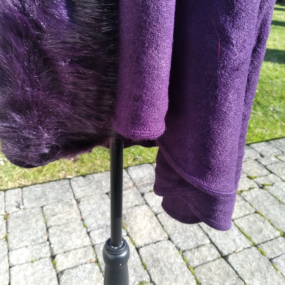 🌱🌾BEAUTIFUL Wrap Vest Deep Grape Color with faux fur accents 😲 - Picture 10 of 10